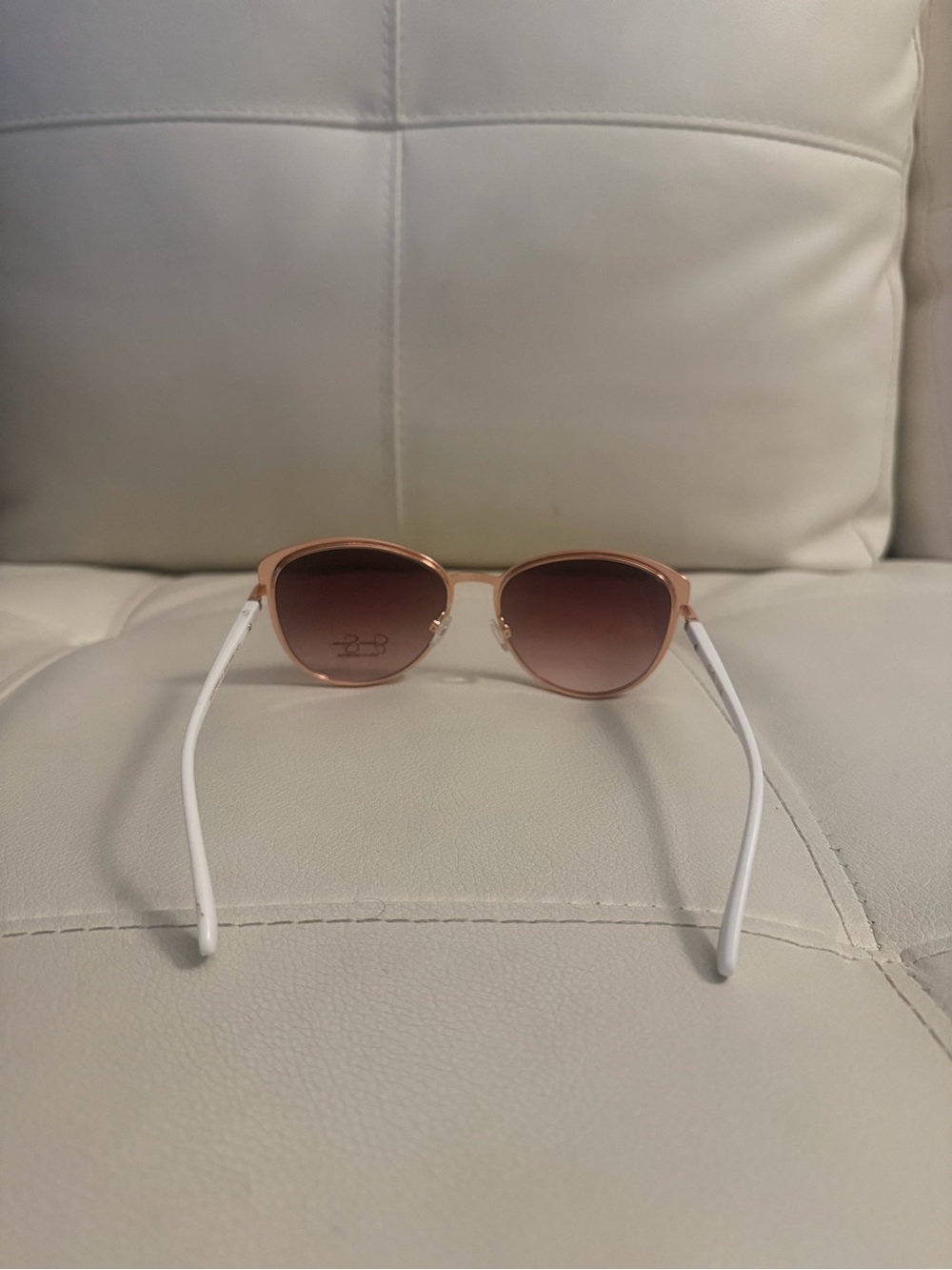Jessica Simpson White Frame Sunglasses with Rose Gold Trim - Picture 4 of 5